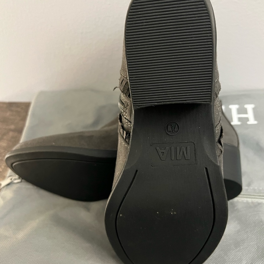 MIA Charcoal vegan suede Ankle Booties size 7.5 NWT - Picture 8 of 8